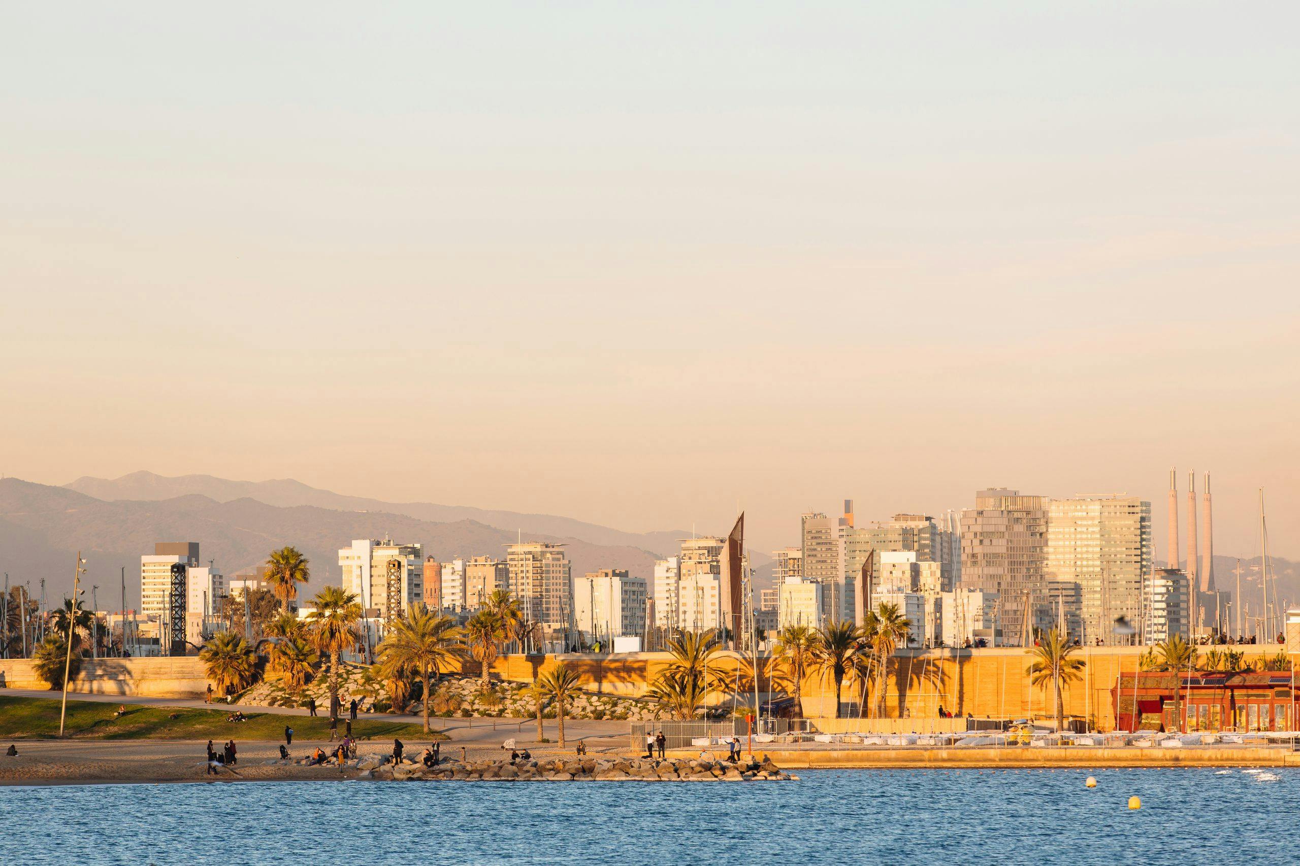 By og strand ligger tett: barcelona beach